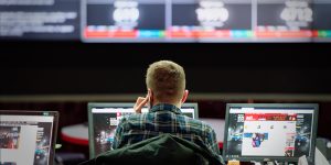 Zaposleni telefonira u Ringier Axel Springer kancelariji